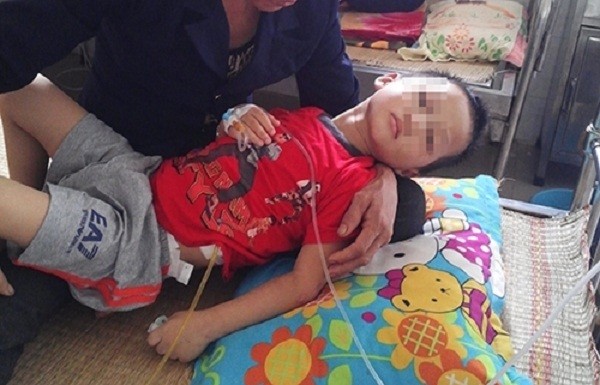 Bé trai 5 tuổi bị mẹ và nhân tình đánh gãy xương sườn ở Hòa Bình - ảnh 1
