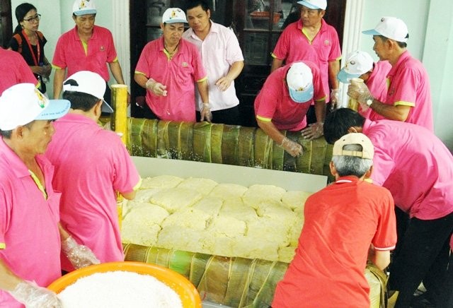 Cận cảnh màn gói chiếc bánh chưng “khủng” dâng Quốc Tổ - ảnh 6