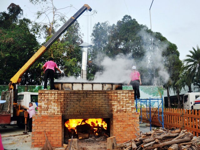 Cận cảnh màn gói chiếc bánh chưng “khủng” dâng Quốc Tổ - ảnh 12