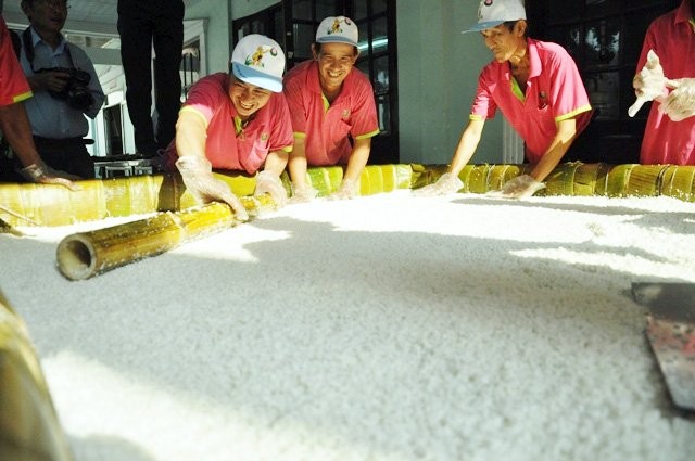 Cận cảnh màn gói chiếc bánh chưng “khủng” dâng Quốc Tổ - ảnh 7