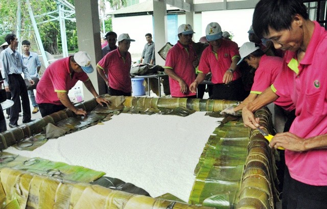 Cận cảnh màn gói chiếc bánh chưng “khủng” dâng Quốc Tổ - ảnh 8