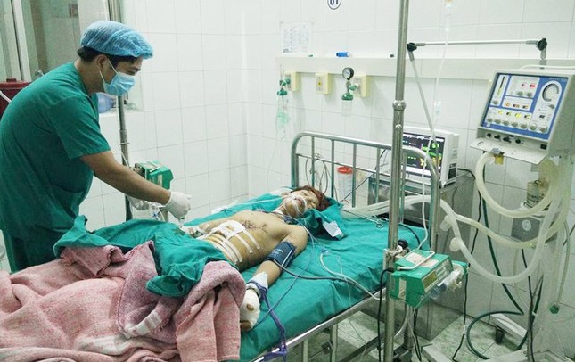 Sửa đèn pin Trung Quốc, nam sinh bị thủng ruột - ảnh 1