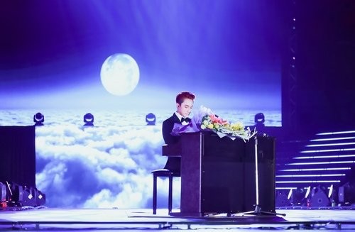 Sơn Tùng hát live 'Bèo dạt mây trôi' tặng bà của mình - ảnh 1