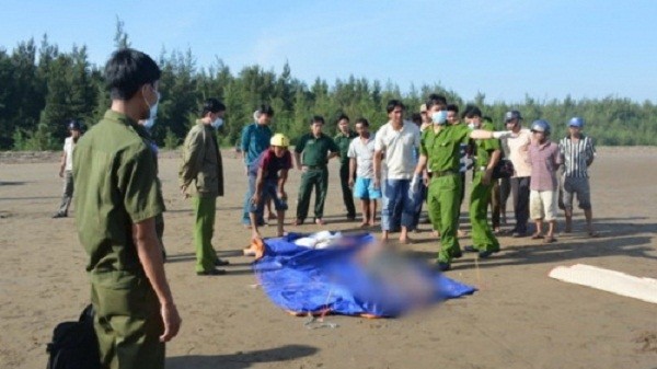 Thương tâm 3 du khách trẻ tử vong khi tắm biển - ảnh 1