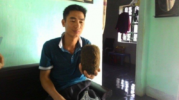 Mổ lợn thấy 'quả trứng vàng' nặng 0,9kg, nghi hàng chục tỷ - ảnh 1