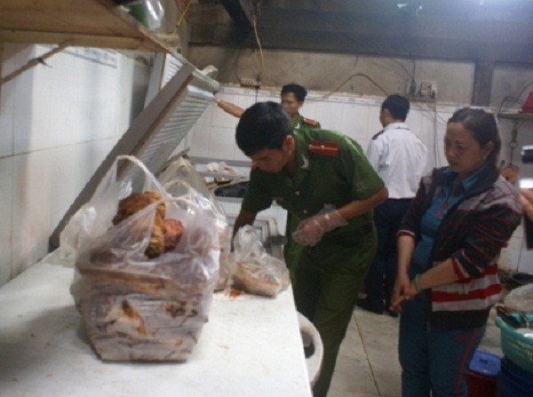 Dùng thịt heo ôi thiu làm pate, chả lụa bán cho sinh viên - ảnh 2