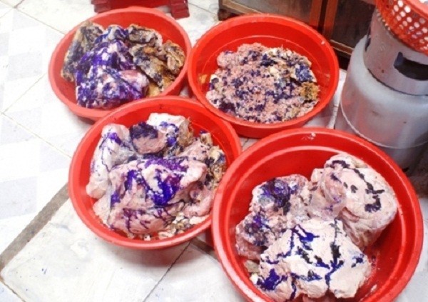 Dùng thịt heo ôi thiu làm pate, chả lụa bán cho sinh viên - ảnh 3