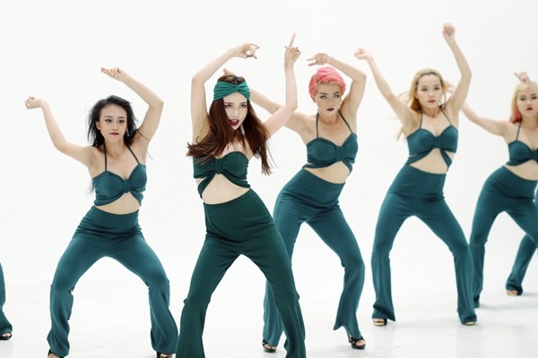 Sĩ Thanh 'bốc lửa' trong MV 'Gái già lắm chiêu' - ảnh 1