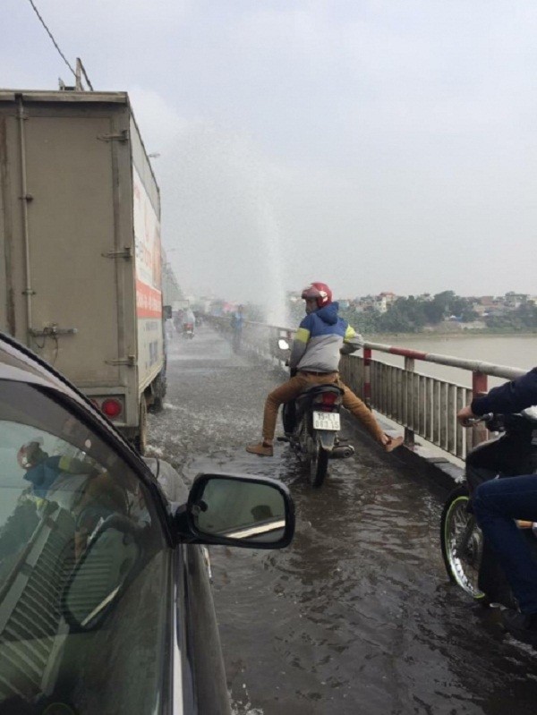 Mặc áo mưa giữa trời nắng để qua cầu Chương Dương - ảnh 1