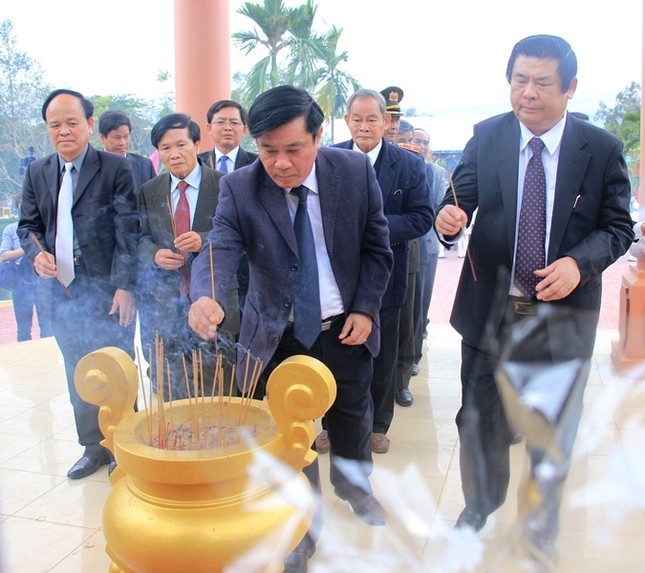 Giáo sư HQ quỳ gối xin lỗi hơn 1.000 người bị sát hại ở Bình Định - ảnh 7