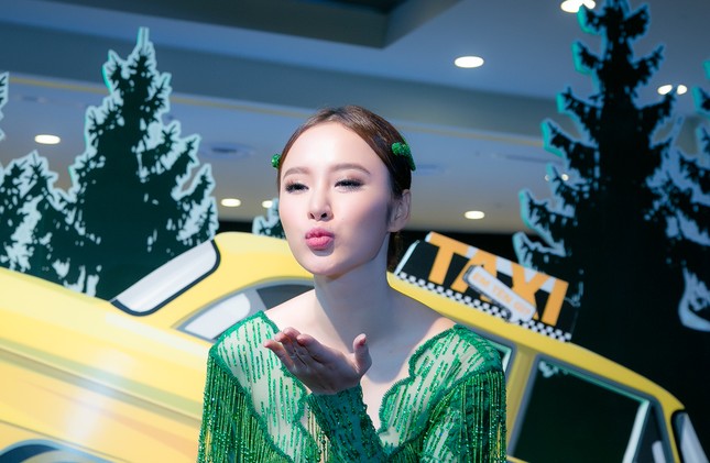 Angela Phương Trinh khoe vòng một gợi cảm 'dìm hàng' Nhã Phương - ảnh 4