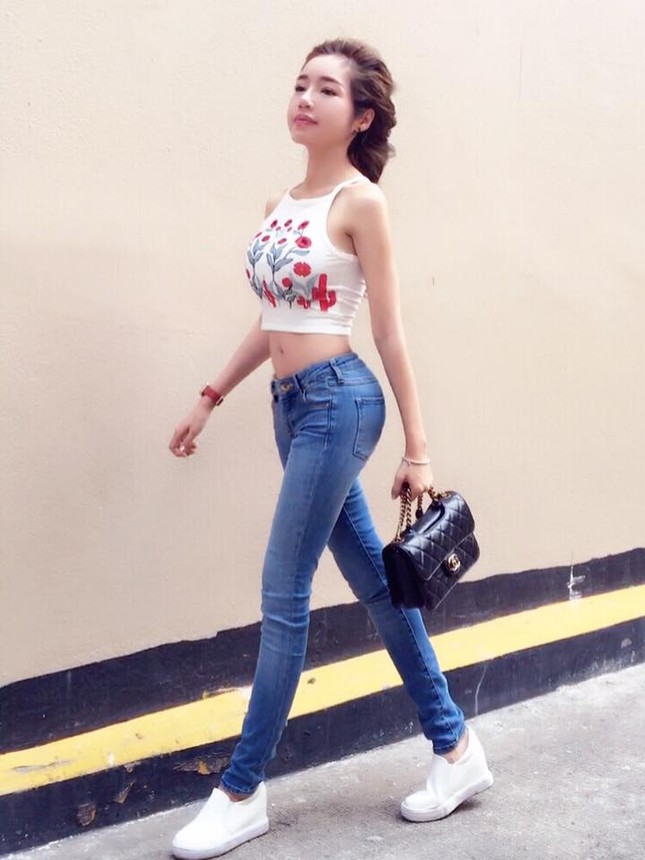 'Gái 2 con' Elly Trần diện áo crop top khoe 3 vòng bốc lửa - ảnh 2