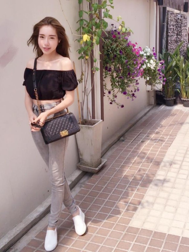 'Gái 2 con' Elly Trần diện áo crop top khoe 3 vòng bốc lửa - ảnh 6