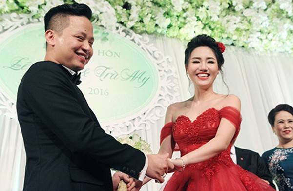 Á hậu Ngô Trà My liên tiếp 'khóa môi' chồng đại gia ở đám cưới - ảnh 1
