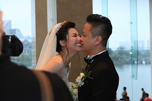 Á hậu Ngô Trà My liên tiếp 'khóa môi' chồng đại gia ở đám cưới - ảnh 2