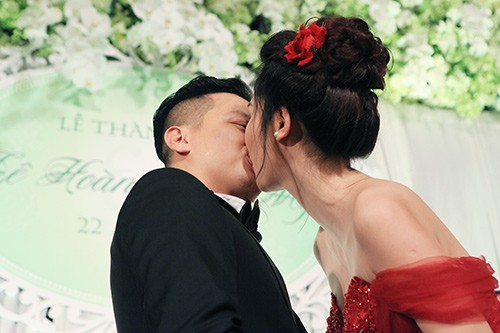 Á hậu Ngô Trà My liên tiếp 'khóa môi' chồng đại gia ở đám cưới - ảnh 3