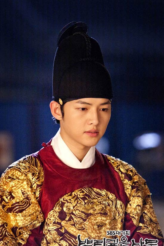 Song Joong Ki và 'bệ đỡ' trở thành hoàng tử màn ảnh châu Á - ảnh 6