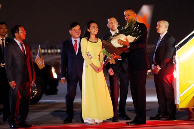 Cô gái tặng hoa ông Obama: 'Tay tổng thống ấm lắm' - ảnh 1