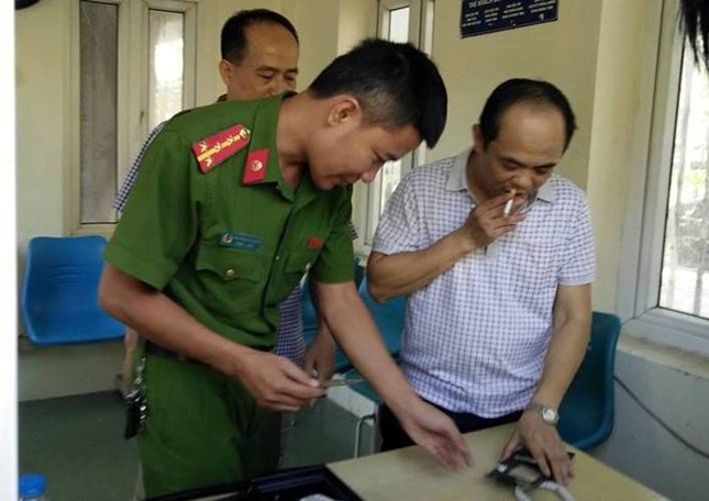Tự xưng nhà báo khi đâm xe vào cổng UBND Thanh Hóa - ảnh 1