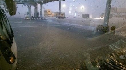 Sân bay Tân Sơn Nhất ngập nặng, hàng loạt chuyến bay không thể hạ cánh - ảnh 1