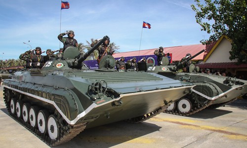 Đội cảnh vệ trang bị xe tăng, trực thăng của Thủ tướng Hun Sen - ảnh 2