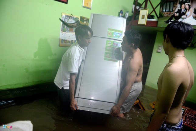 500.000 mỗi lượt đẩy ô tô qua chỗ ngập lụt - ảnh 15