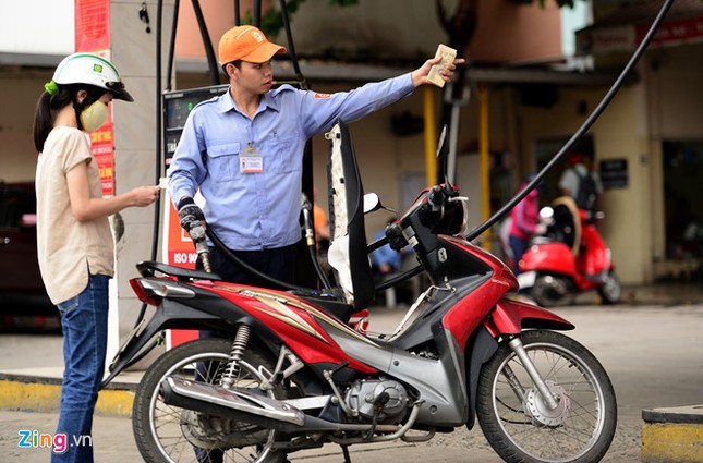 Ngày mai xăng có thể tăng giá 500-800 đồng một lít - ảnh 1