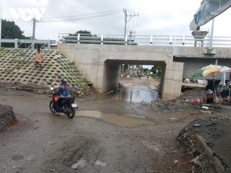 Cầu 78 tỷ vừa khánh thành đã bong tróc, đầy ổ gà ảnh 3