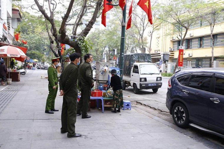 Hà Nội trong ngày đầu đóng cửa quán ăn đường phố, trà đá vỉa hè ảnh 2