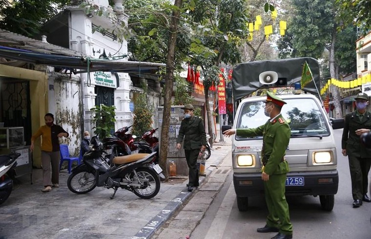 Hà Nội trong ngày đầu đóng cửa quán ăn đường phố, trà đá vỉa hè ảnh 4