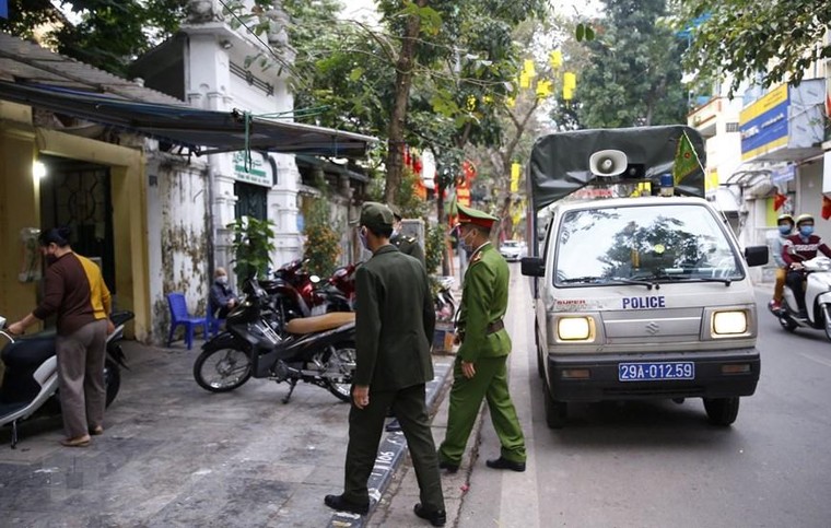 Hà Nội trong ngày đầu đóng cửa quán ăn đường phố, trà đá vỉa hè ảnh 5