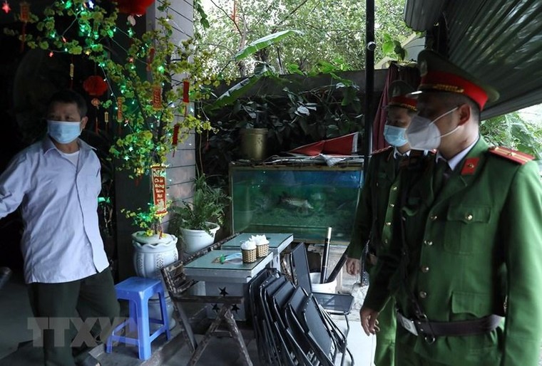 Hà Nội trong ngày đầu đóng cửa quán ăn đường phố, trà đá vỉa hè ảnh 7