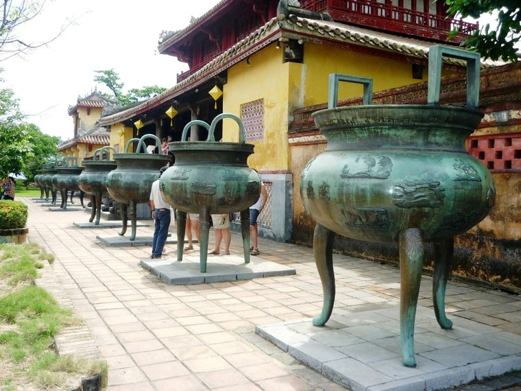 Hình tượng mũi Điện được vua nào cho thể hiện trên một trong chín chiếc Cửu Đỉnh?
