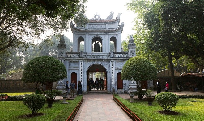 Khoa thi đầu tiên của nước ta dưới thời Hậu Lê được tổ chức dưới thời vua nào?