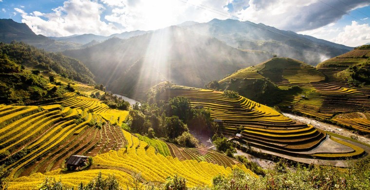 Ngoài ruộng bậc thang, ở Mù Cang Chải còn có suối nước nóng nổi tiếng nào?