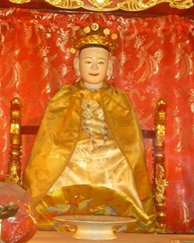 Bà là con gái của vị vua nào sau đây?