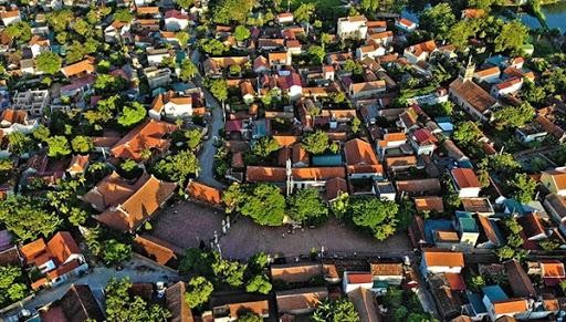 Những ngôi nhà ở Đường Lâm được xây dựng chủ yếu bằng những nguyên liệu gì?