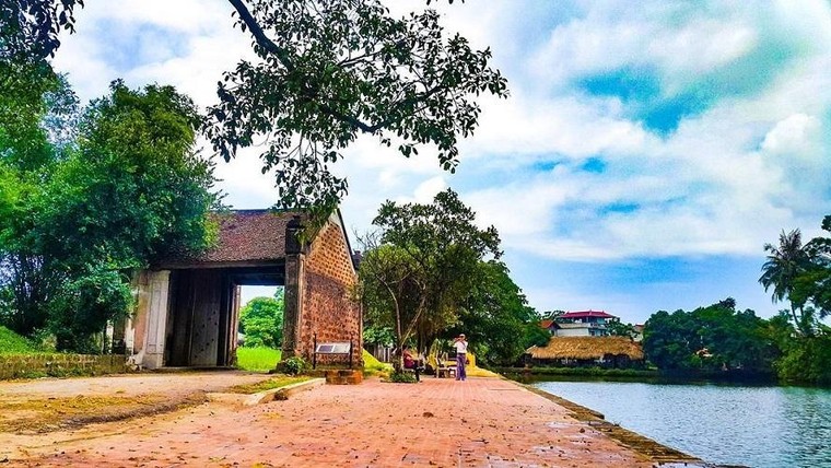 Làng cổ nào được xếp hạng di tích quốc gia đầu tiên ở Việt Nam?