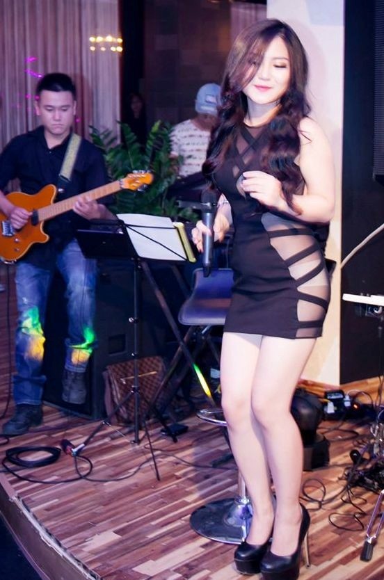 Sao Việt khoe thân: Sự tự do thể hiện 'quá đà'? ảnh 1