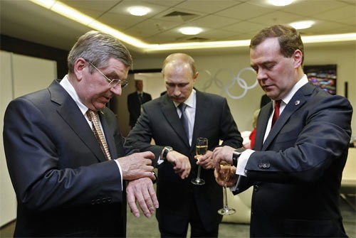 Nghệ thuật dùng đồ hiệu cực đắt đỏ của Tổng thống Nga Putin ảnh 10