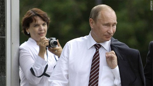 Nghệ thuật dùng đồ hiệu cực đắt đỏ của Tổng thống Nga Putin ảnh 11