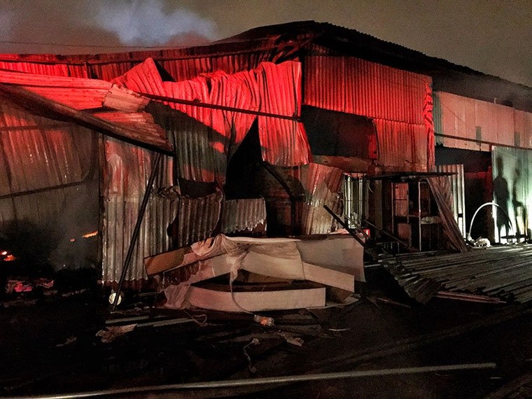 Hà Nội: Nhà xưởng hàng trăm m2 cháy ngùn ngụt trong đêm ảnh 3