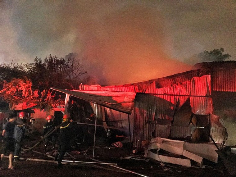 Hà Nội: Nhà xưởng hàng trăm m2 cháy ngùn ngụt trong đêm ảnh 1