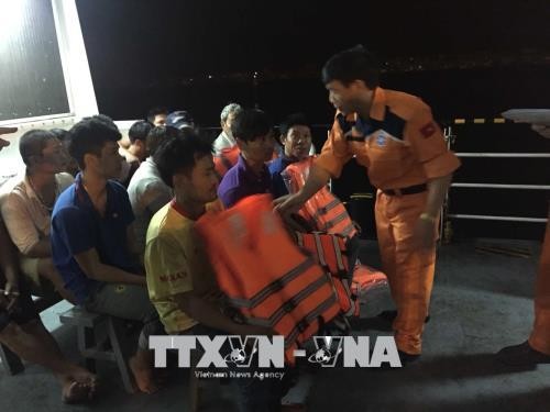 Cứu hộ thành công 13 ngư dân bị trôi dạt trên biển nhiều giờ ảnh 1