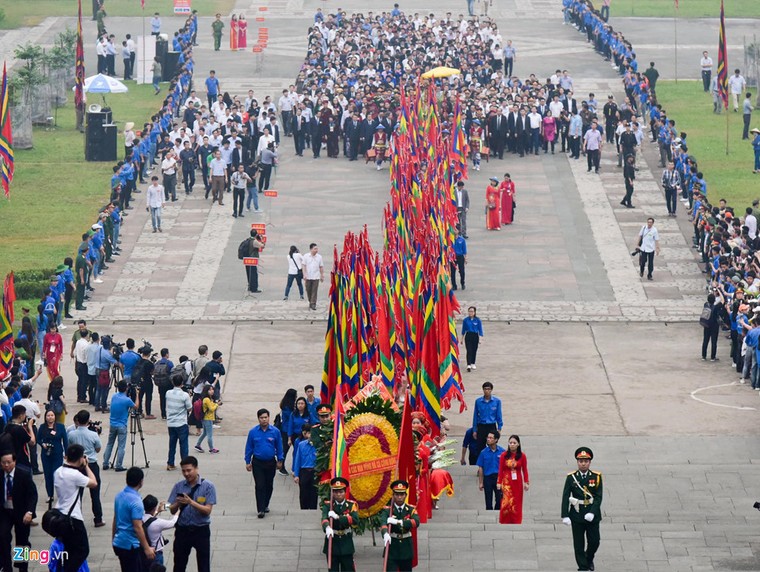Thủ tướng Nguyễn Xuân Phúc dâng hương tại Đền Hùng trong mưa ảnh 1