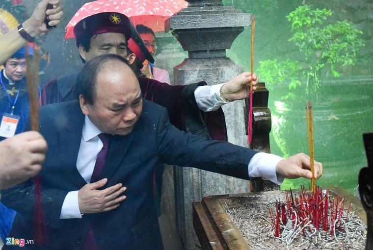 Thủ tướng Nguyễn Xuân Phúc dâng hương tại Đền Hùng trong mưa ảnh 6