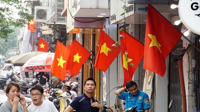 Phố phường Hà Nội rực rỡ cờ đỏ sao vàng mừng ngày thống nhất ảnh 7