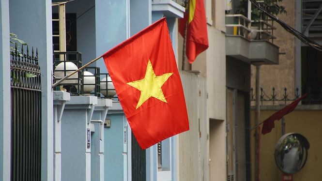 Phố phường Hà Nội rực rỡ cờ đỏ sao vàng mừng ngày thống nhất ảnh 8