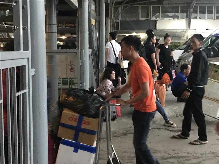 Người dân mệt nhoài trở lại thành phố sau kỳ nghỉ lễ ảnh 10