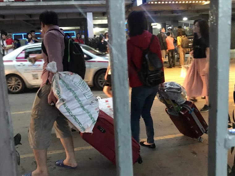 Người dân mệt nhoài trở lại thành phố sau kỳ nghỉ lễ ảnh 11